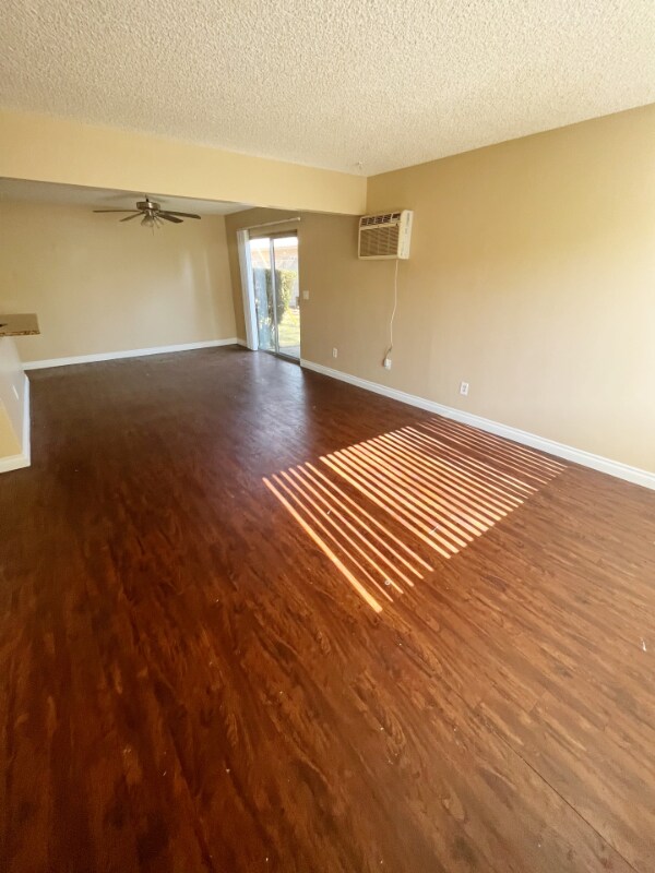 Building Photo - 835 S Oaks Ave