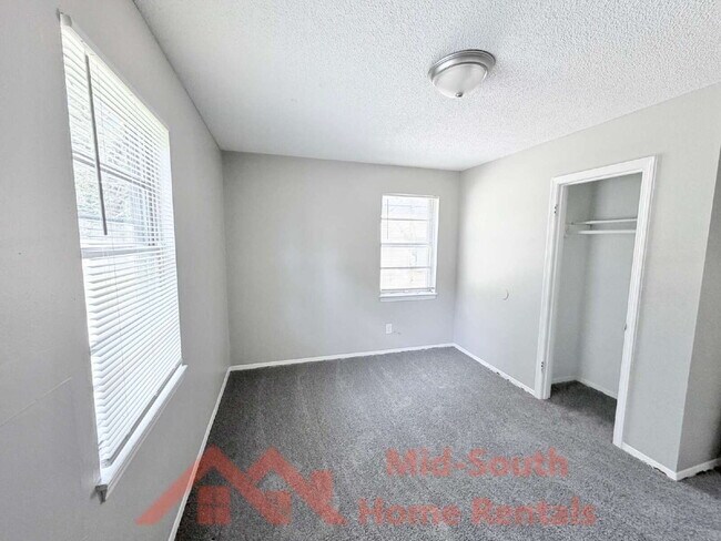 Building Photo - 3682 Suzanne Dr