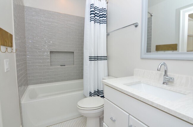 Building Photo - Fully Furnished in Downtown Franklin