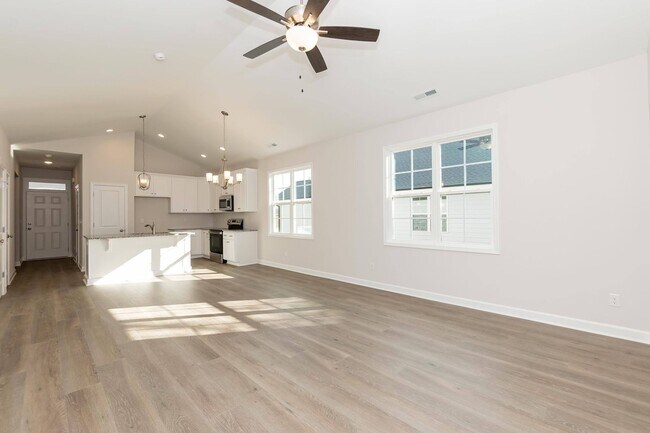 Building Photo - Three Bedroom Home!