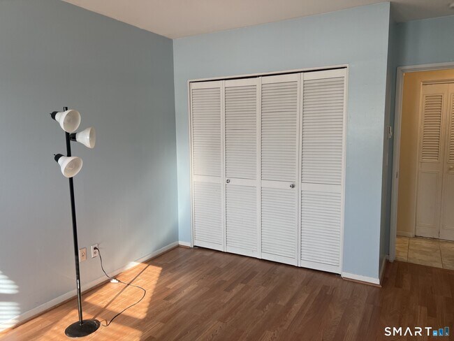 Building Photo - 285 Savin Ave