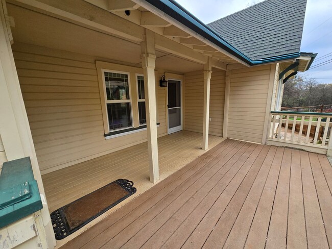 Building Photo - Cute 2 Bedroom House with Lovely Pond and ...