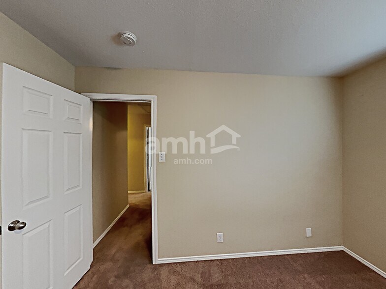 Building Photo - 7915 Maple Leaf