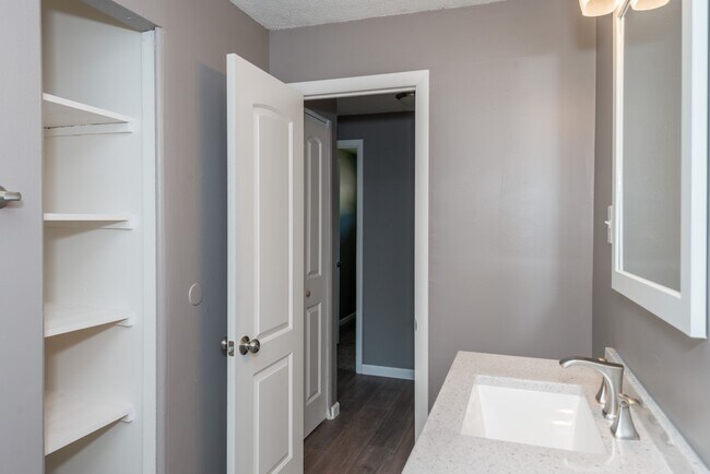 Building Photo - 6450 Chippingdon Dr