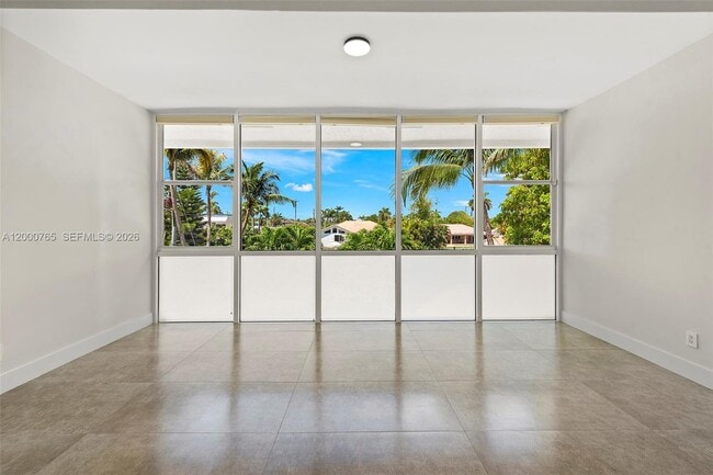 Building Photo - 552 Palm Dr