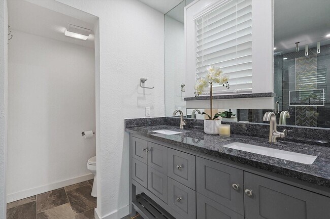 Building Photo - 5620 Richmond Ave