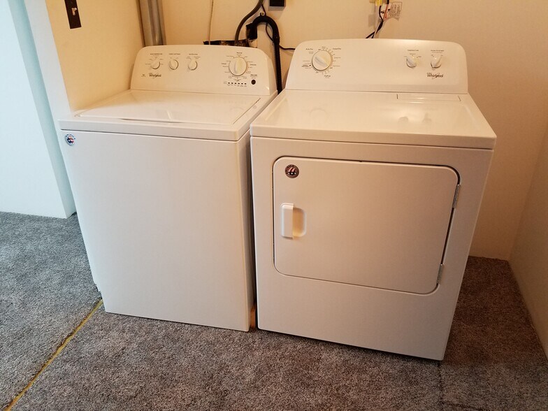Washer Dryer - 6329 Fenestra Ct