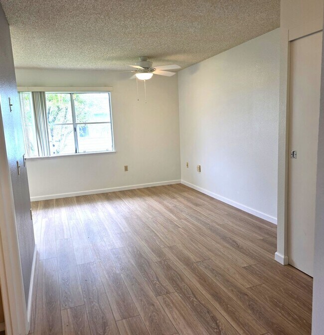 Building Photo - Crescent Lane Townhouse - 1 bedroom, 1 bath, 2 parking!