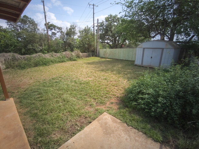Building Photo - 327 Briarwood Dr