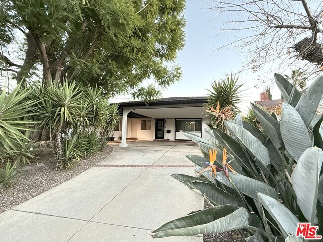 Primary Photo - 23744 Hartland St