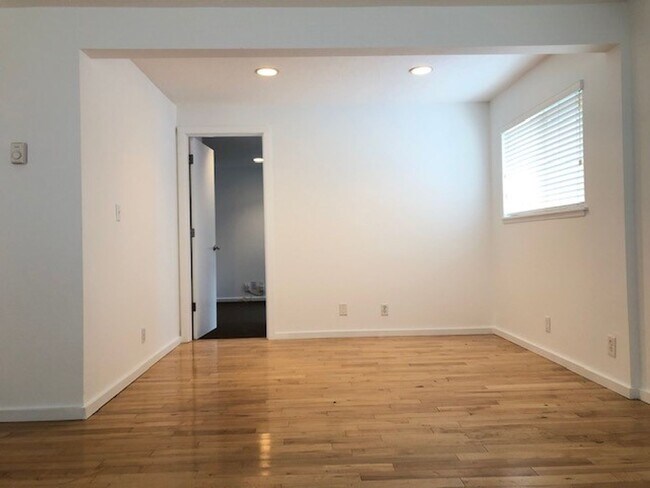 Building Photo - Piedmont Neighborhood light-filled townhom...