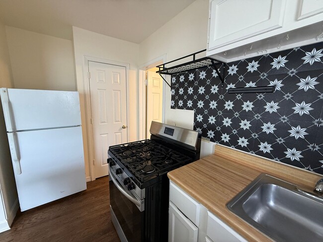 Building Photo - Tulsa One Bedroom Water and Trash Included