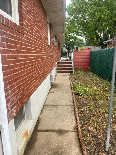 Building Photo - 622 Clawson St