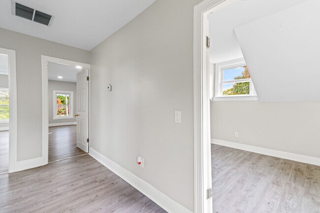 Building Photo - Spacious 3-Bedroom Home with Sunroom & Off...