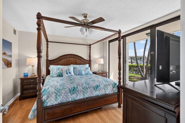 Building Photo - 2401 Marina Isle Way