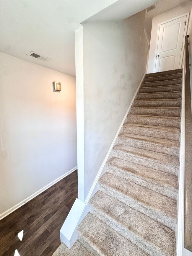 Building Photo - NEWER THREE BEDROOM TOWNHOME