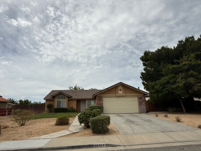 Building Photo - Hesperia Home, 3 Bedroom's, 2 Bathrooms, New paint, New Carpet,