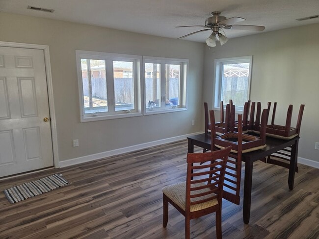 Building Photo - Very nice cute little house. 2 bedroom, 1 bath