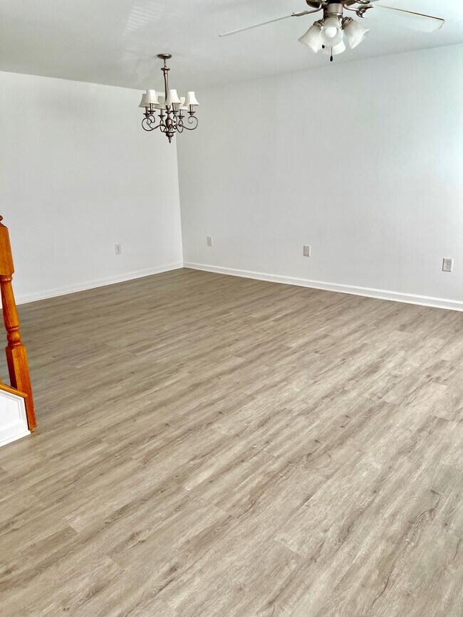 Building Photo - Gorgeous Spotsylvania Townhouse