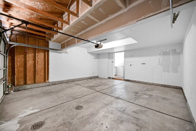 Building Photo - $2,640.95, $300 off the first month's rent, 4 Beds - 2 Bath, Single Family Home in Denver with 2-...