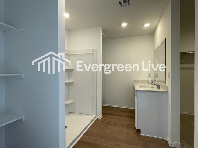 Building Photo - 10012 SW 38th St