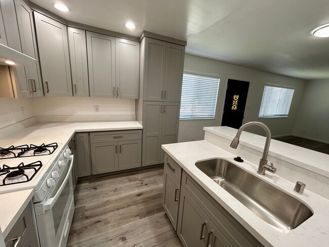 Building Photo - Updated Laguna Vista Condo!
