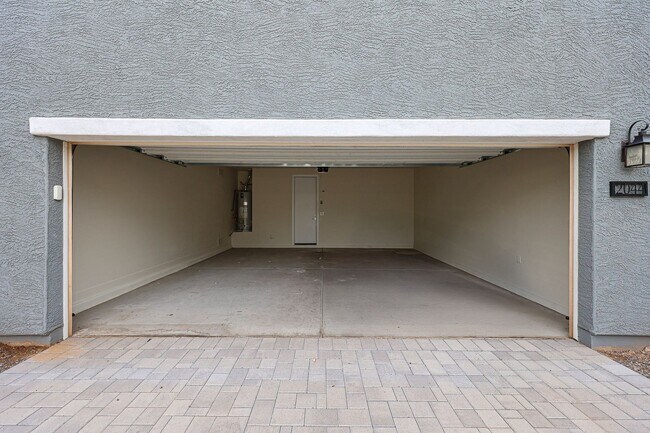 Building Photo - Move In Ready!stunning 3 bedroom, 2.5 bathroom home located in Phoenix!