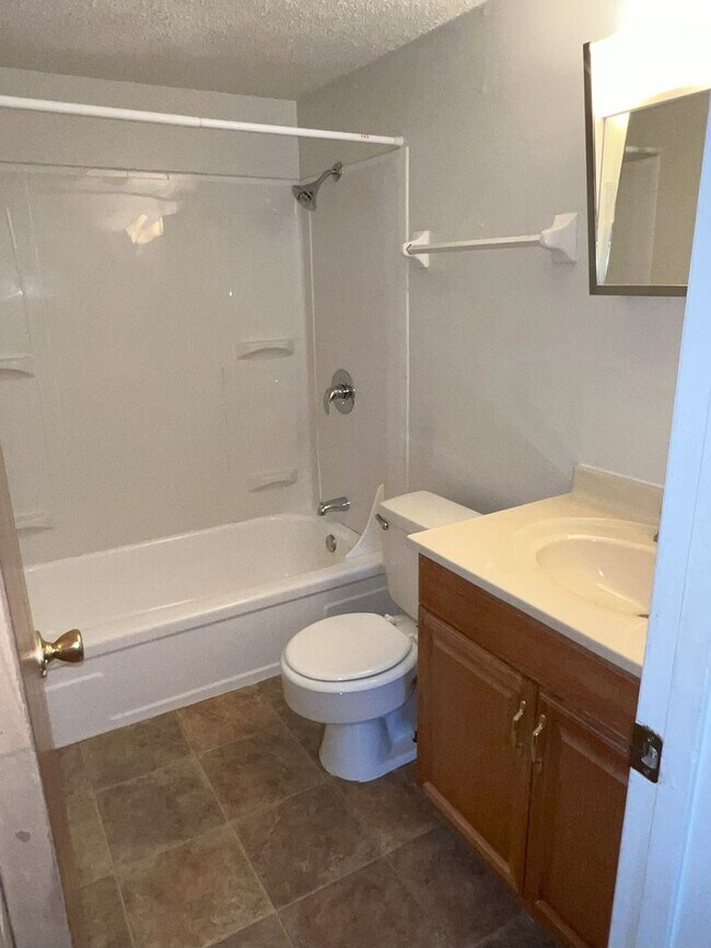 Building Photo - 2 Bedroom 1 Bath Garden Apartment Available