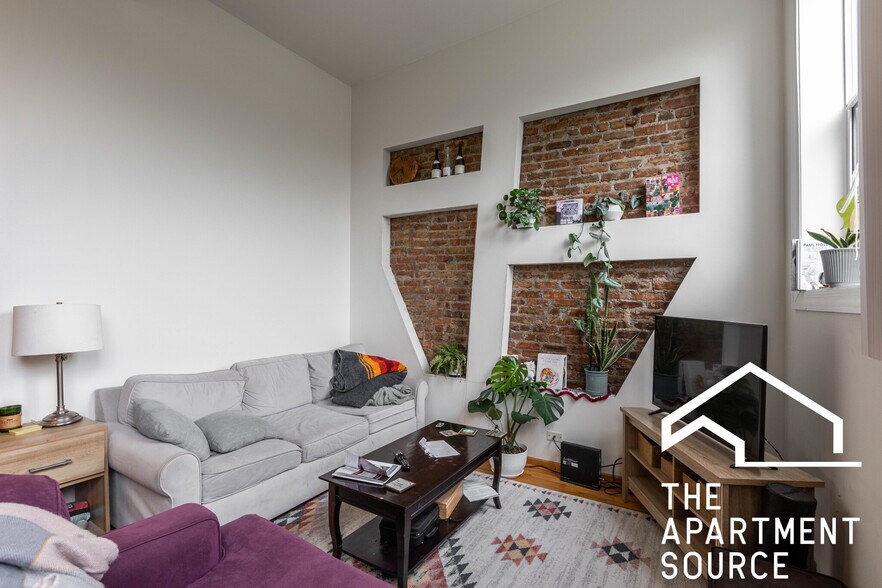 Primary Photo - 1446 N Leavitt St