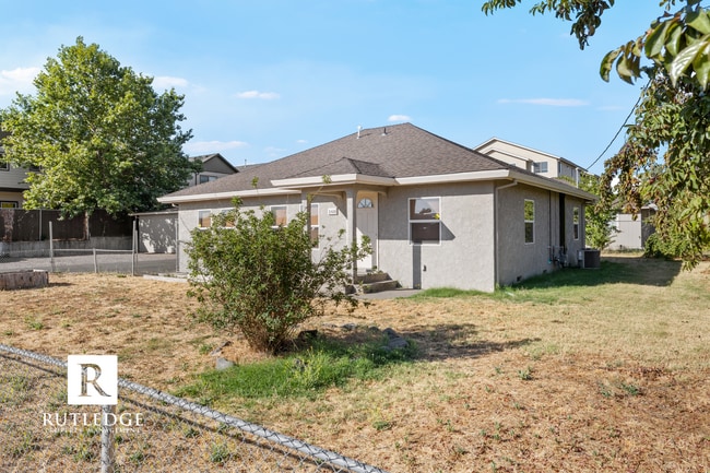 Building Photo - 3 Bedroom House in Central Point!