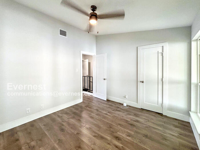 Building Photo - 3804 Southway Dr