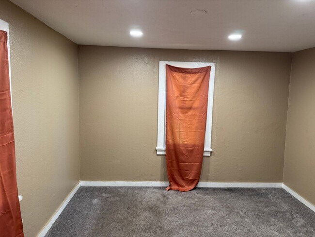 Building Photo - Newly Remodeled 3-4 bedroom Single family home