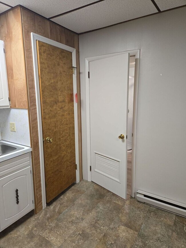 Building Photo - 203 Lincoln Way E