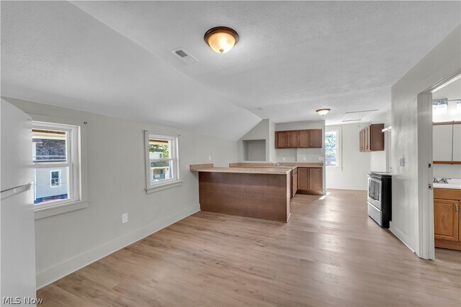 Building Photo - 3187 W 44th St