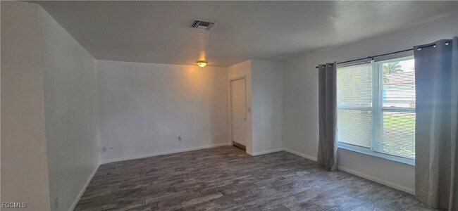 Building Photo - 933 SE 23rd Pl