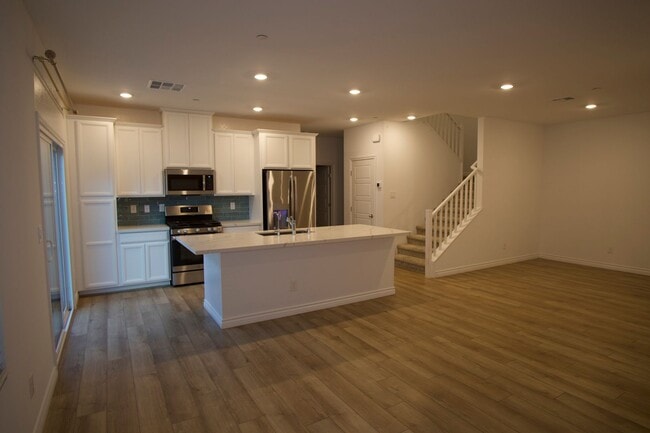 Building Photo - Spacious 2 Story Townhome!