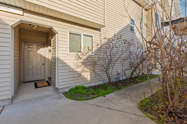 Building Photo - 425 2nd Ave W