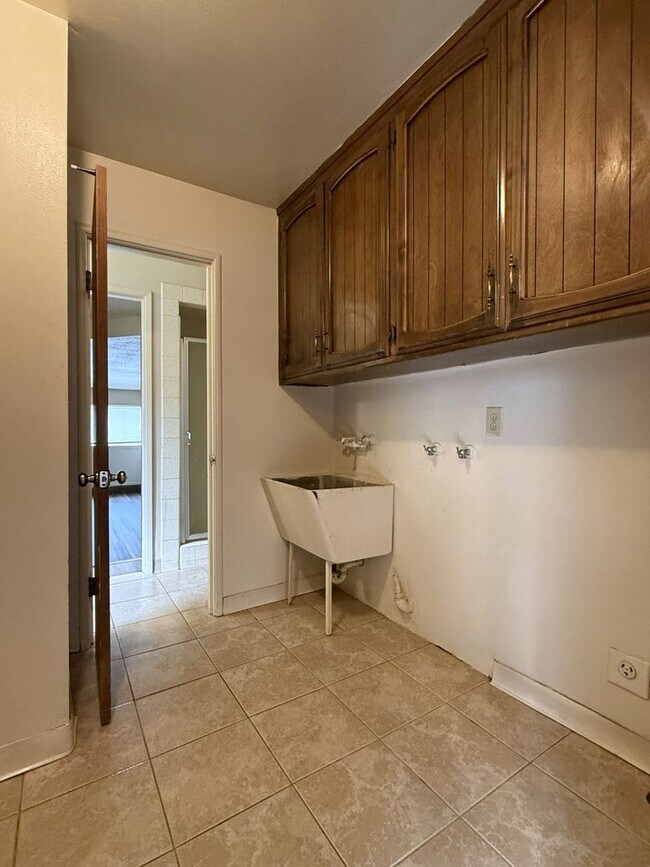 Building Photo - Available NOW! 4/2 With New Exterior Paint!! Move in Special, Half off first month's rent.