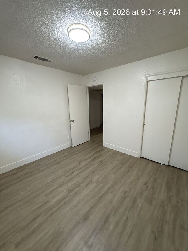 Building Photo - 1055