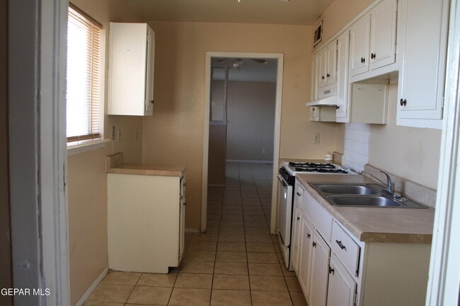 Building Photo - 5817 Blackhawk Dr