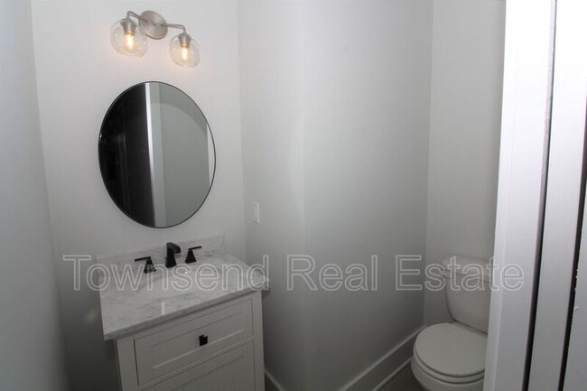 Building Photo - 209 Fairway Dr