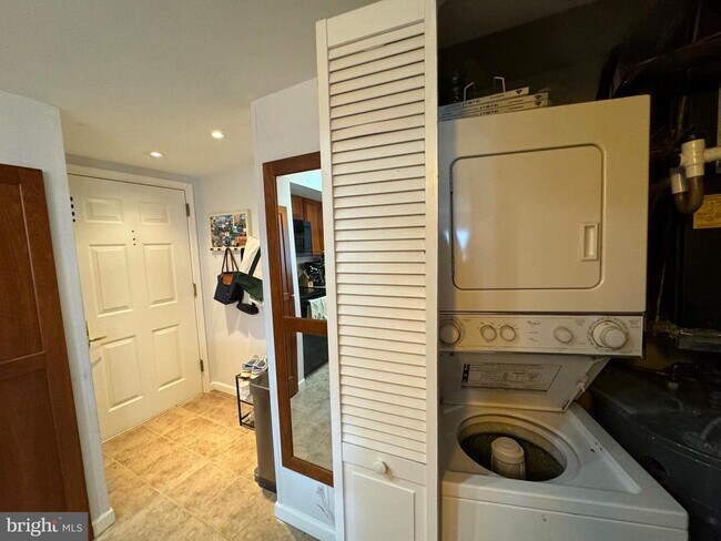 Building Photo - 1029 N Stuart St