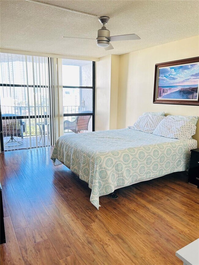 Building Photo - 800 Parkview Dr