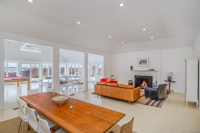 Building Photo - 159 Old Quaker Hill Rd