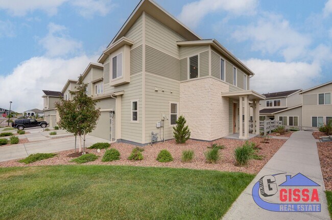 Building Photo - Beautiful, modern townhouse with primary b...