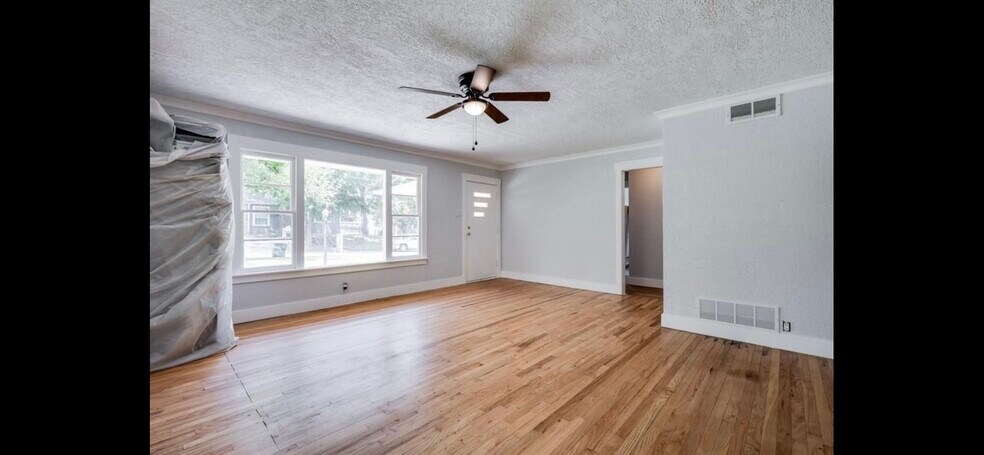 Building Photo - 702 W Brockett St