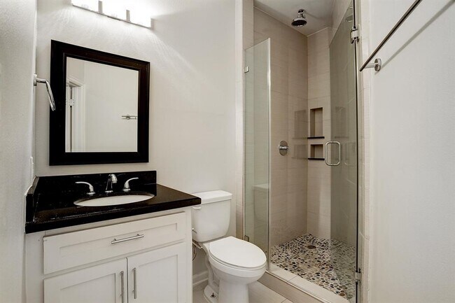 Building Photo - 2613 Waugh Dr