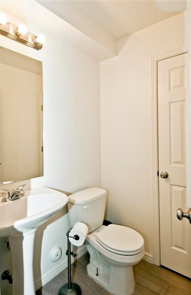 Building Photo - Cute Hidden Valley Townhome!