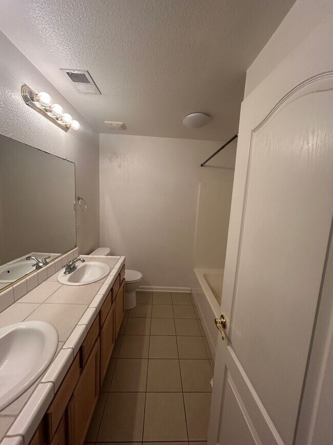 Building Photo - 2454 Ranier Way