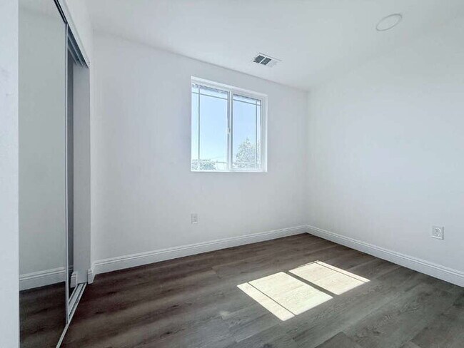 Building Photo - 1731 E 68th St